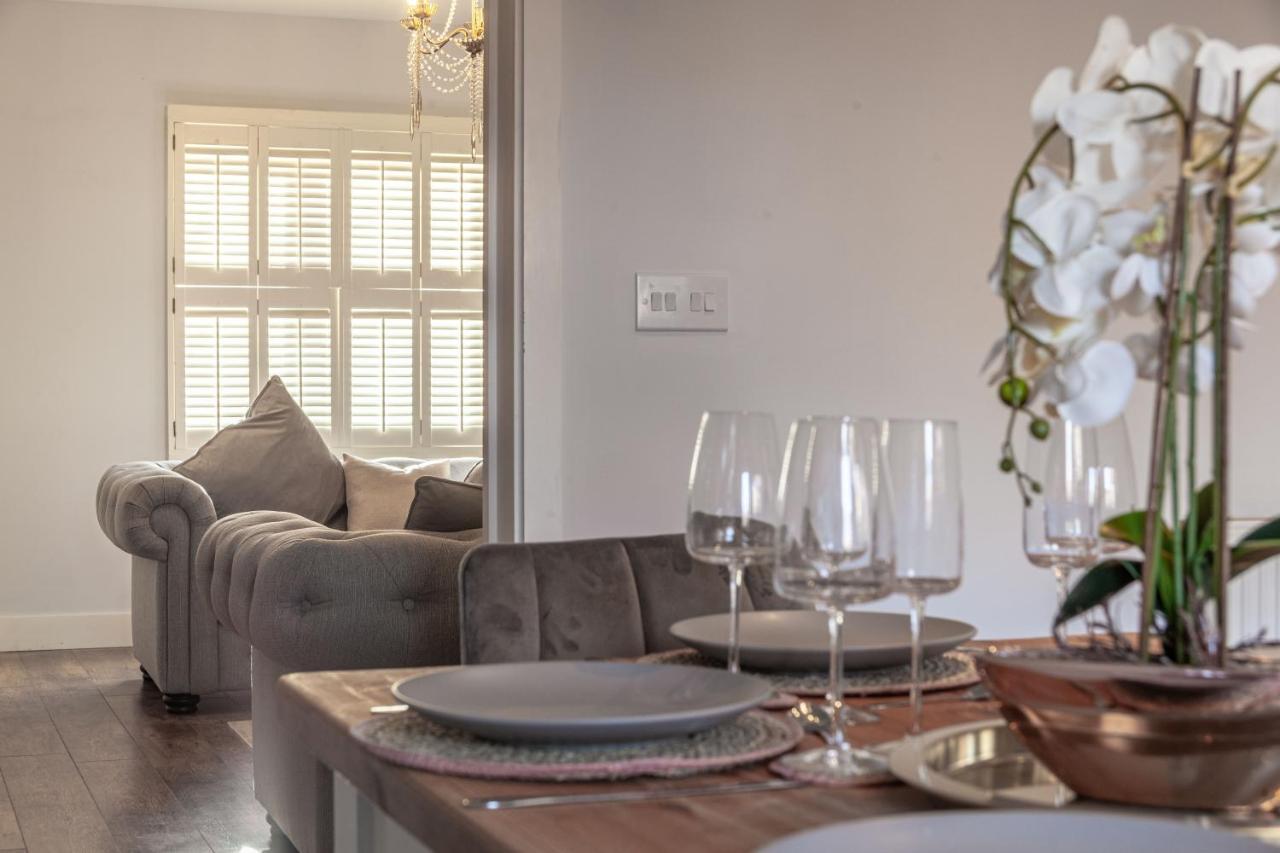 Modern 3 Bedroom House With Parking Bath Bagian luar foto