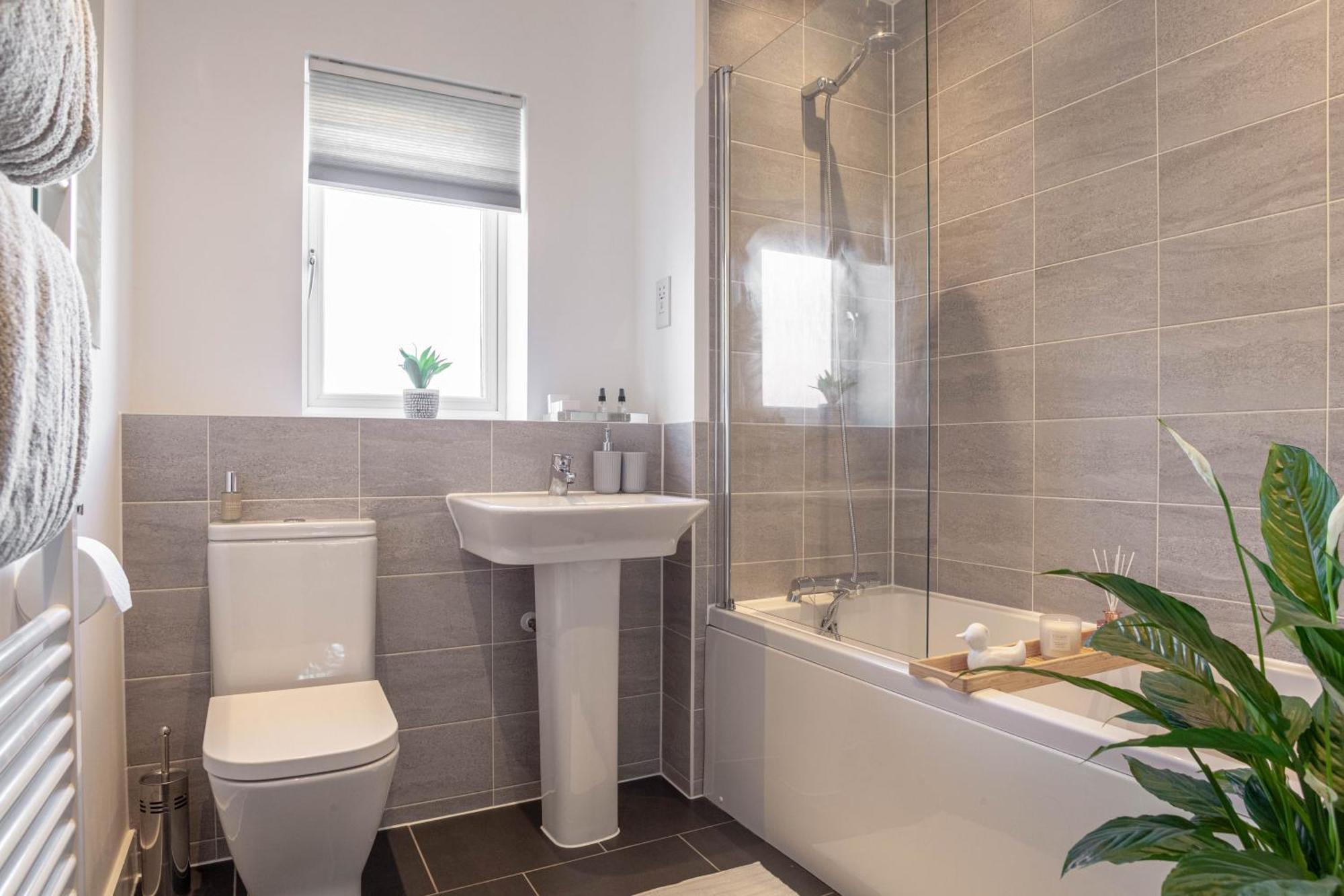Modern 3 Bedroom House With Parking Bath Bagian luar foto