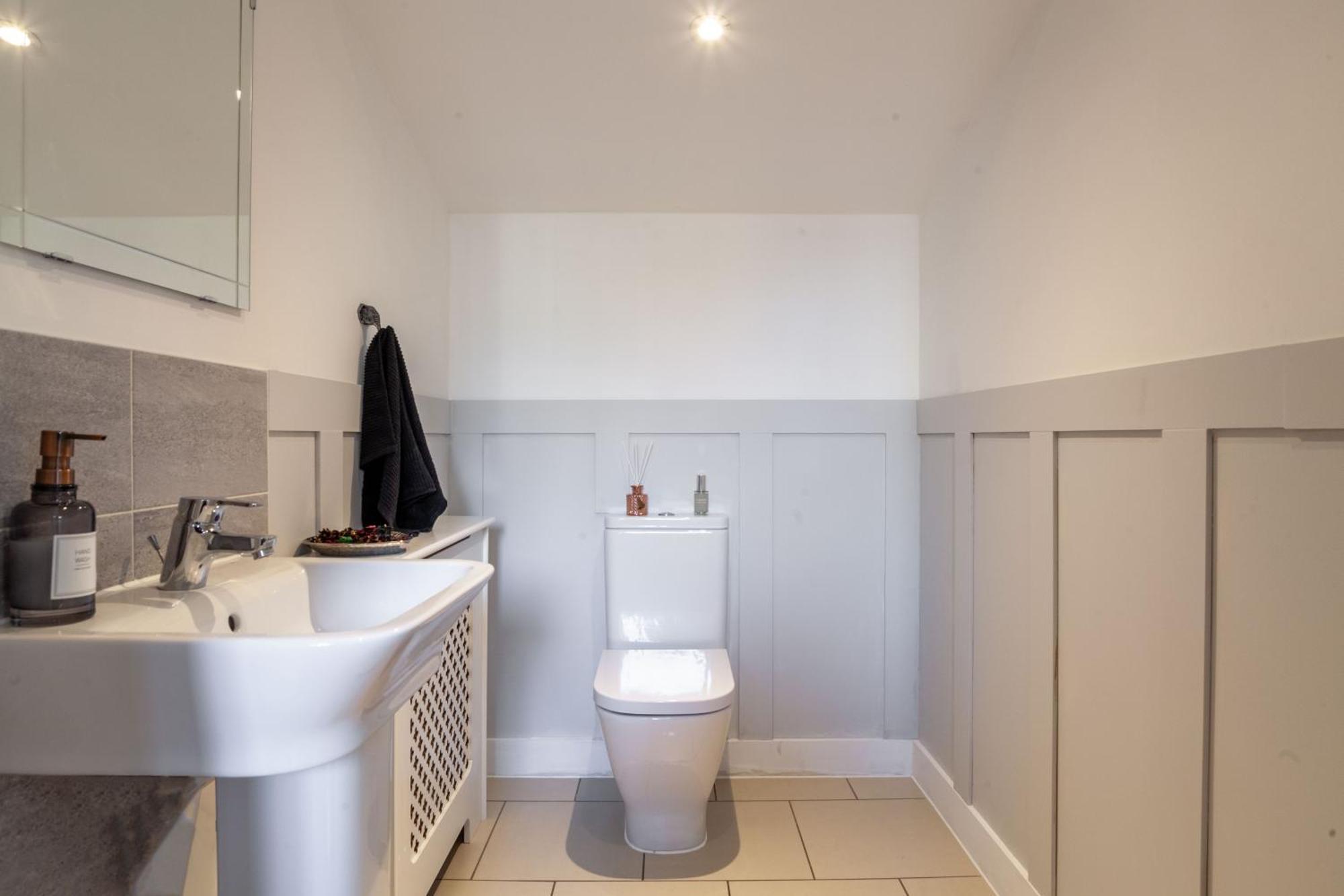 Modern 3 Bedroom House With Parking Bath Bagian luar foto